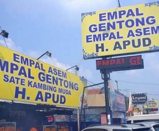 Penyajian Empal Gentong Haji Apud