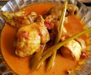 Cara Membuat Opor Ayam Merah