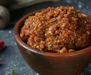 Haluskan Bumbu Sambel Pecel